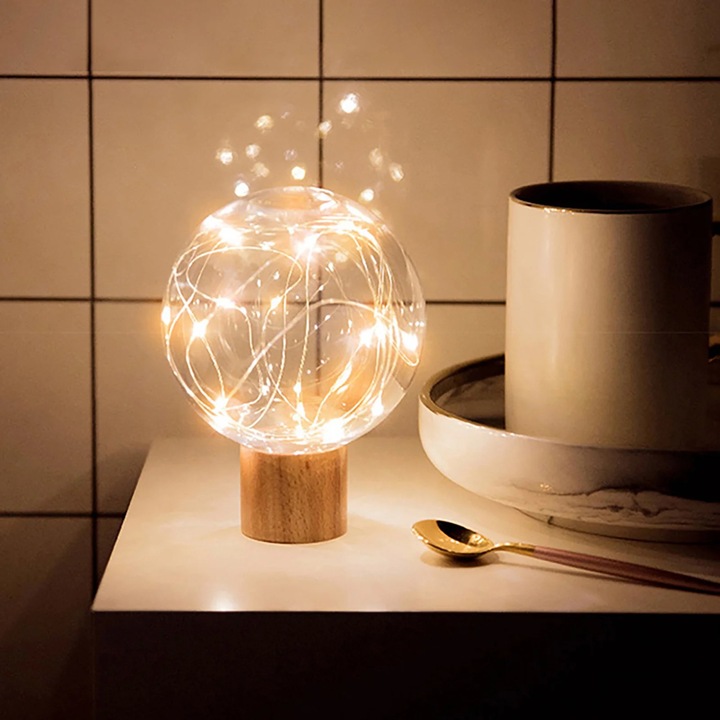 Lampa de masa ZYBLSSBB LSM2xh7561-BCS0226347 cu glob din sticla si LED tip sarma, baza din lemn natural, lumina alb calda