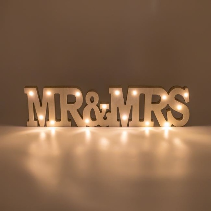 Decoratiune Suspendabila „Mr & Mrs” din Lemn cu Lumina – 48x2.2x12cm ANTBRO ® – perfect pentru ziua nuntii sau petrecerea miresei