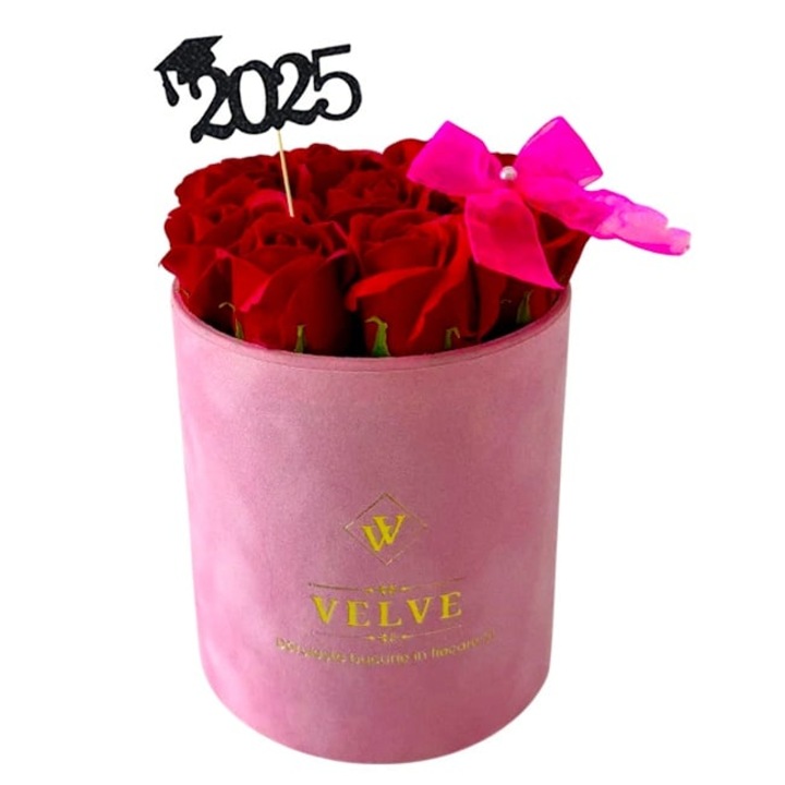 Aranjament floral pentru absolvire VLV, cu 9 trandafiri de sapun, in cutie roz de catifea, Rosu, Velve
