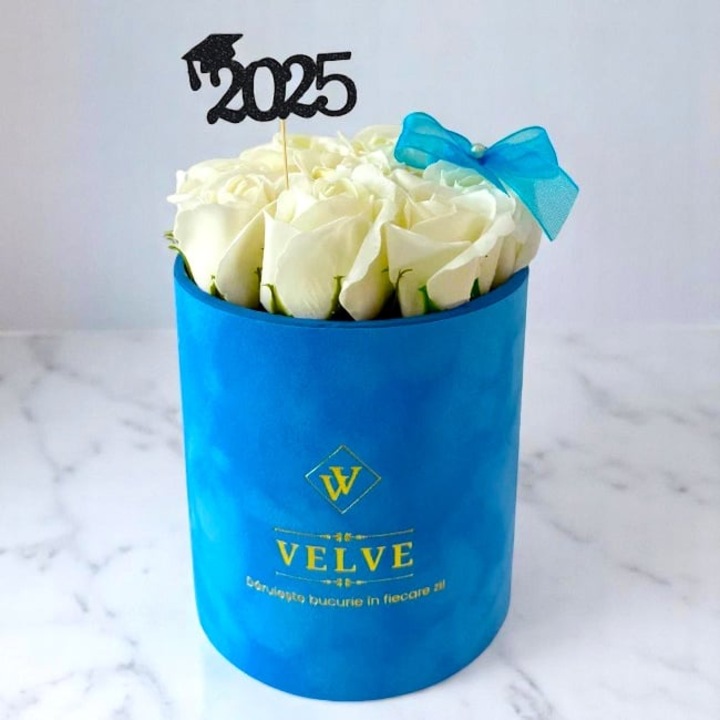 Aranjament floral pentru absolvire VLV, cu 9 trandafiri de sapun, in cutie albastra de catifea, Alb, Velve