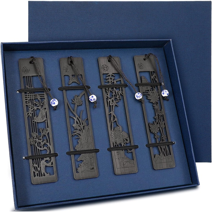 Set 4 semne carte lemn HERUSI sculptate manual multicolor 14.2x2.8x0.2cm cu cutie cadou