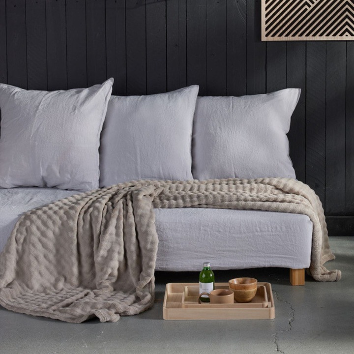 Dombornyomott mintás takaró, 130 x 180 cm, DOUCELIN - szürke