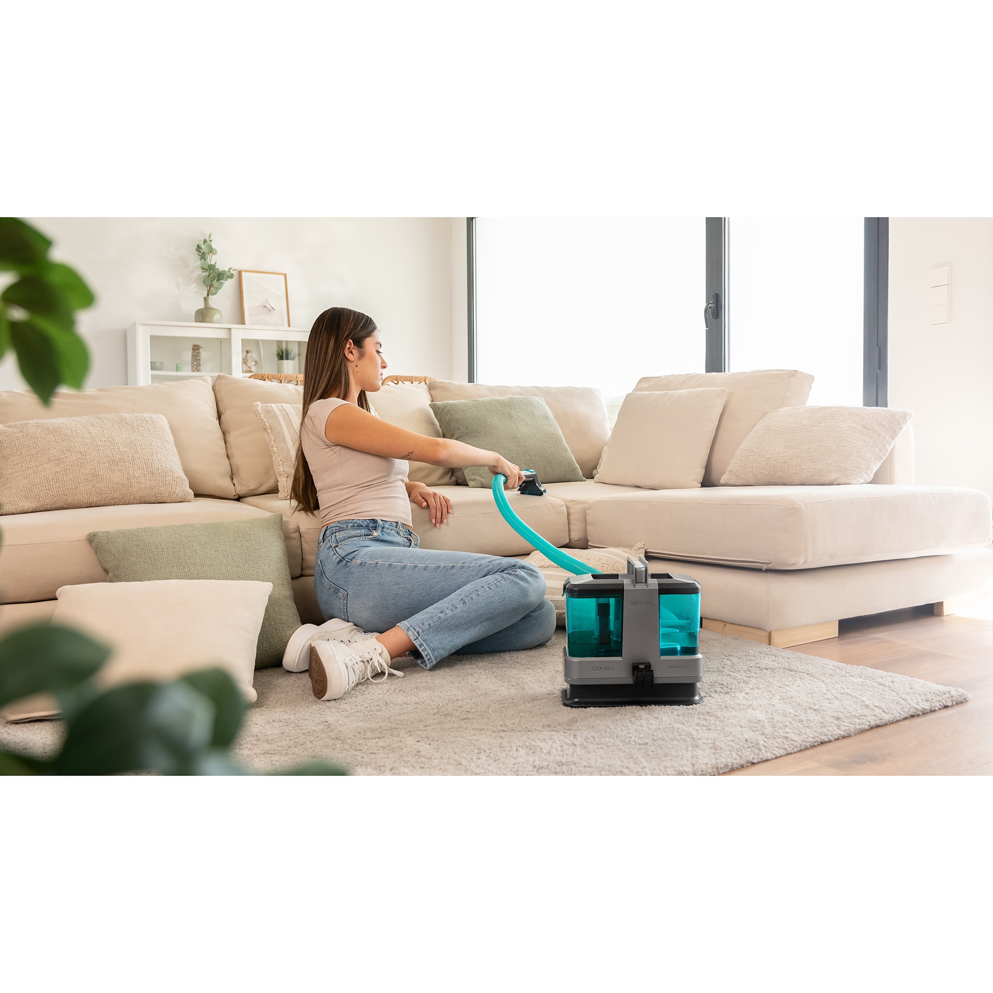 Aspirator cu spalare Cecotec Conga 2000 Carpet&Spot Clean Compact injectie-Extractie A01_EU01_100073, 330 W, rezervor de apa curata de 800 ml, rezervor de apa murdara de 500 ml, negru/gri