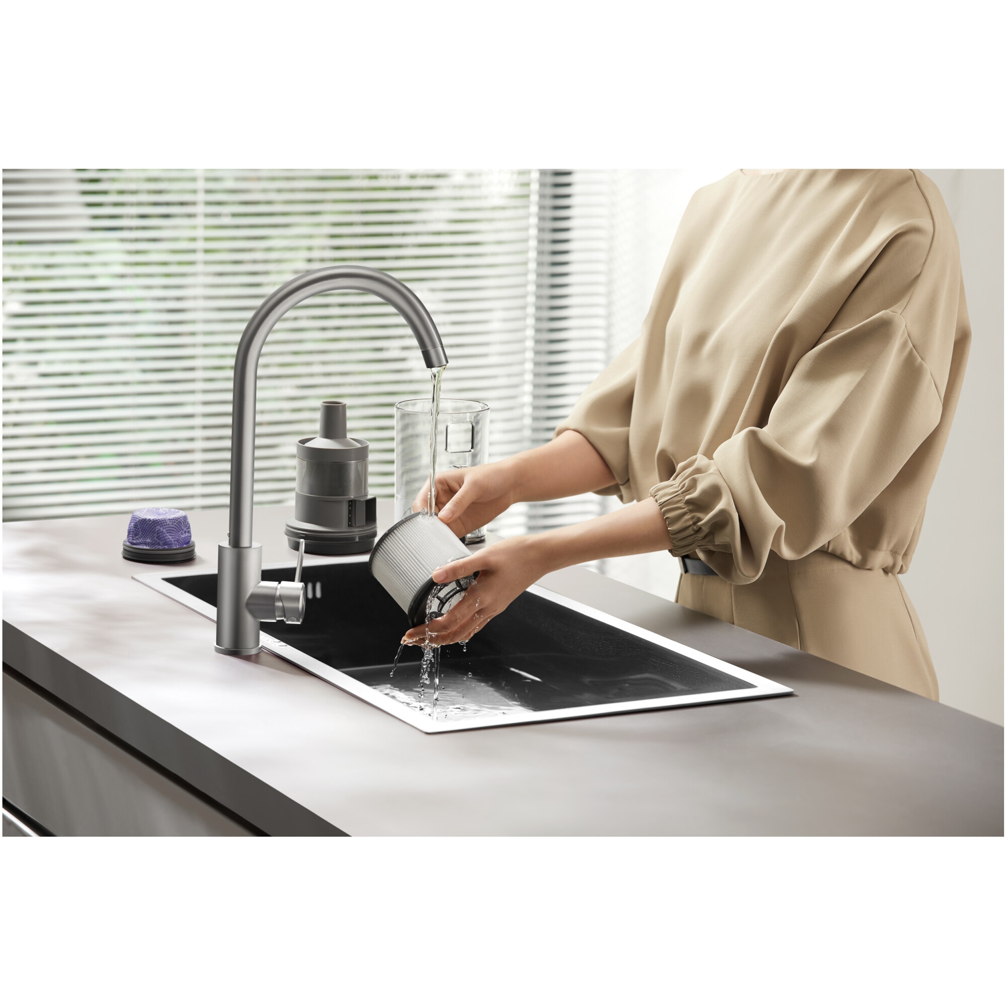 Aspirator vertical Dreame Z30 AquaCycle VZV77B, 28000Pa, 310AW, HEPA H14 99,99%, autonomie 90 min, baterie 3200mAh, rezervor 0,6L, perie umeda motorizat, perii CelesTect™ cu iluminare, perie anti-incurcare, LCD, negru-gri