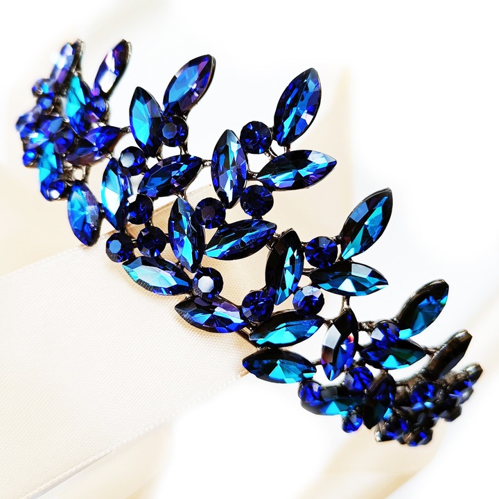 Diadema neagră KOKONET cu zirconii albastre, dimensiuni 33x25x5.5cm