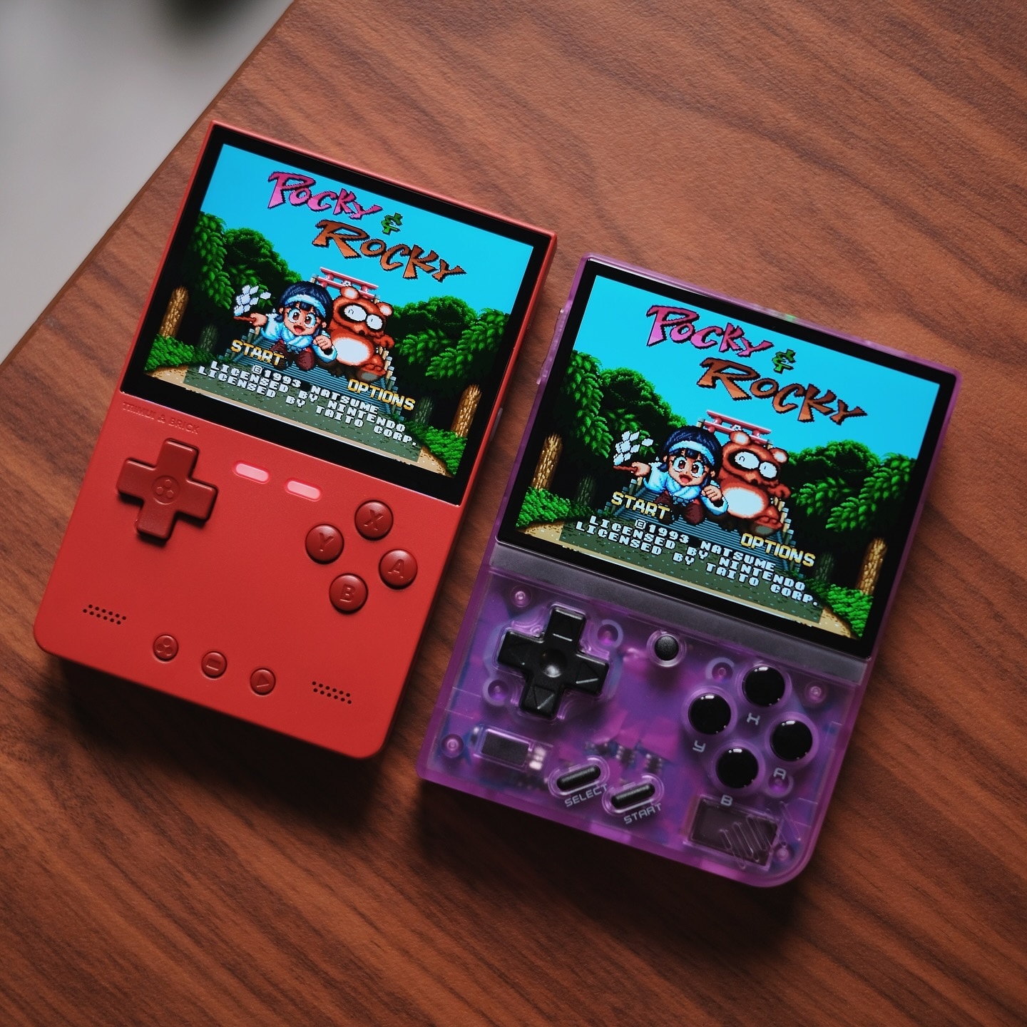 Consola retro TRIMUI Brick 64GB cu jocuri, quad core Cortex-A53 2.0GHz, 1GB RAM, IPS LCD 3.2" 1024x768 4:3, acumulator 3000 mAh, WiFi, Bluetooth, rosu, portabila