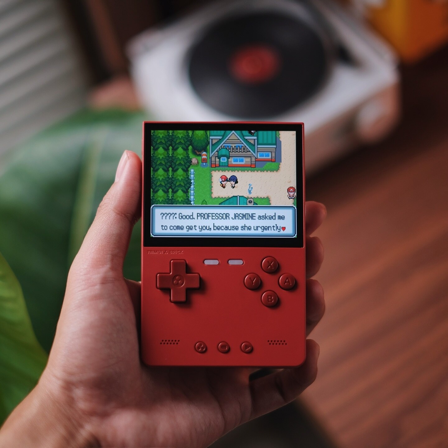 Consola retro TRIMUI Brick 64GB cu jocuri, quad core Cortex-A53 2.0GHz, 1GB RAM, IPS LCD 3.2" 1024x768 4:3, acumulator 3000 mAh, WiFi, Bluetooth, rosu, portabila