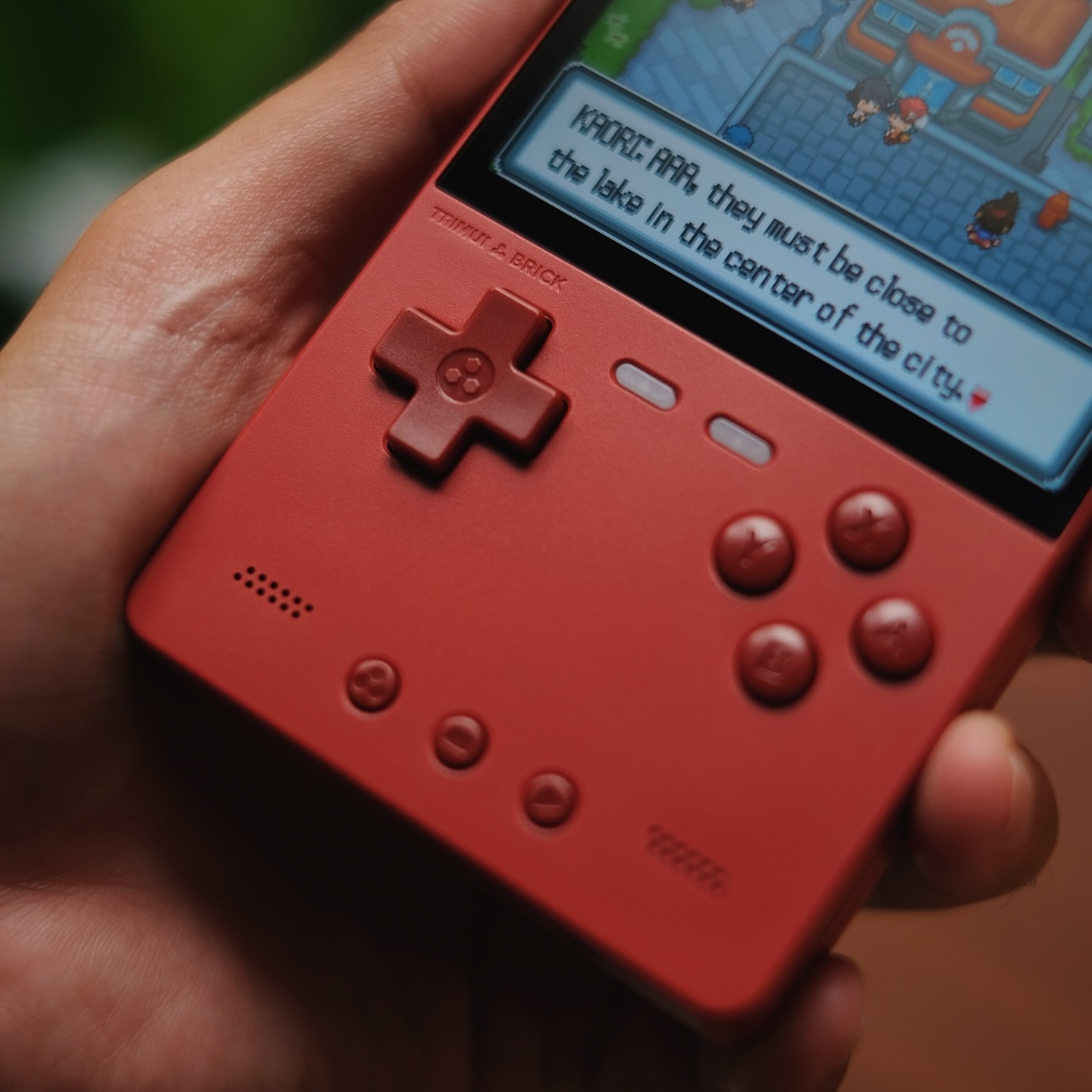 Consola retro TRIMUI Brick 64GB cu jocuri, quad core Cortex-A53 2.0GHz, 1GB RAM, IPS LCD 3.2" 1024x768 4:3, acumulator 3000 mAh, WiFi, Bluetooth, rosu, portabila