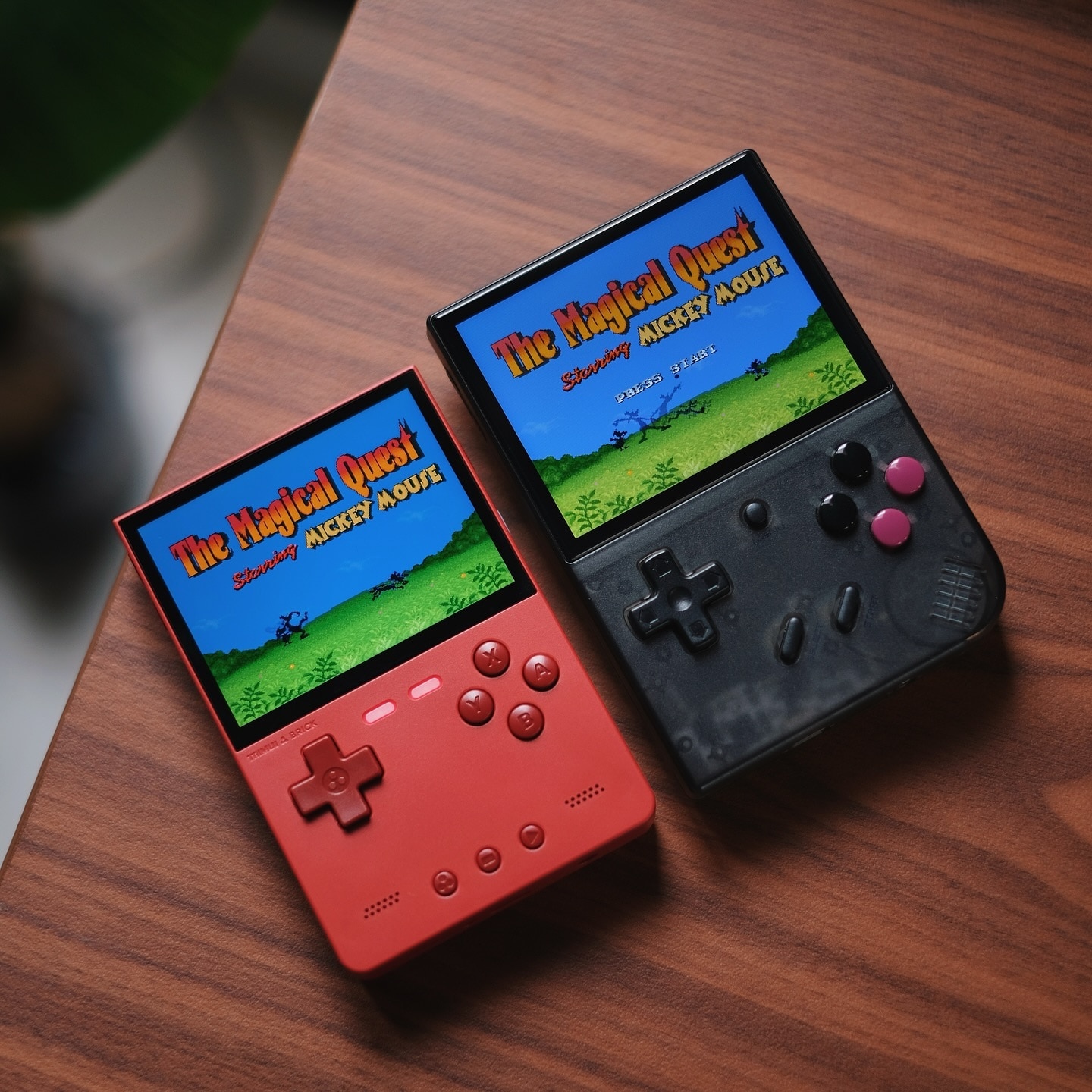 Consola retro TRIMUI Brick 64GB cu jocuri, quad core Cortex-A53 2.0GHz, 1GB RAM, IPS LCD 3.2" 1024x768 4:3, acumulator 3000 mAh, WiFi, Bluetooth, rosu, portabila