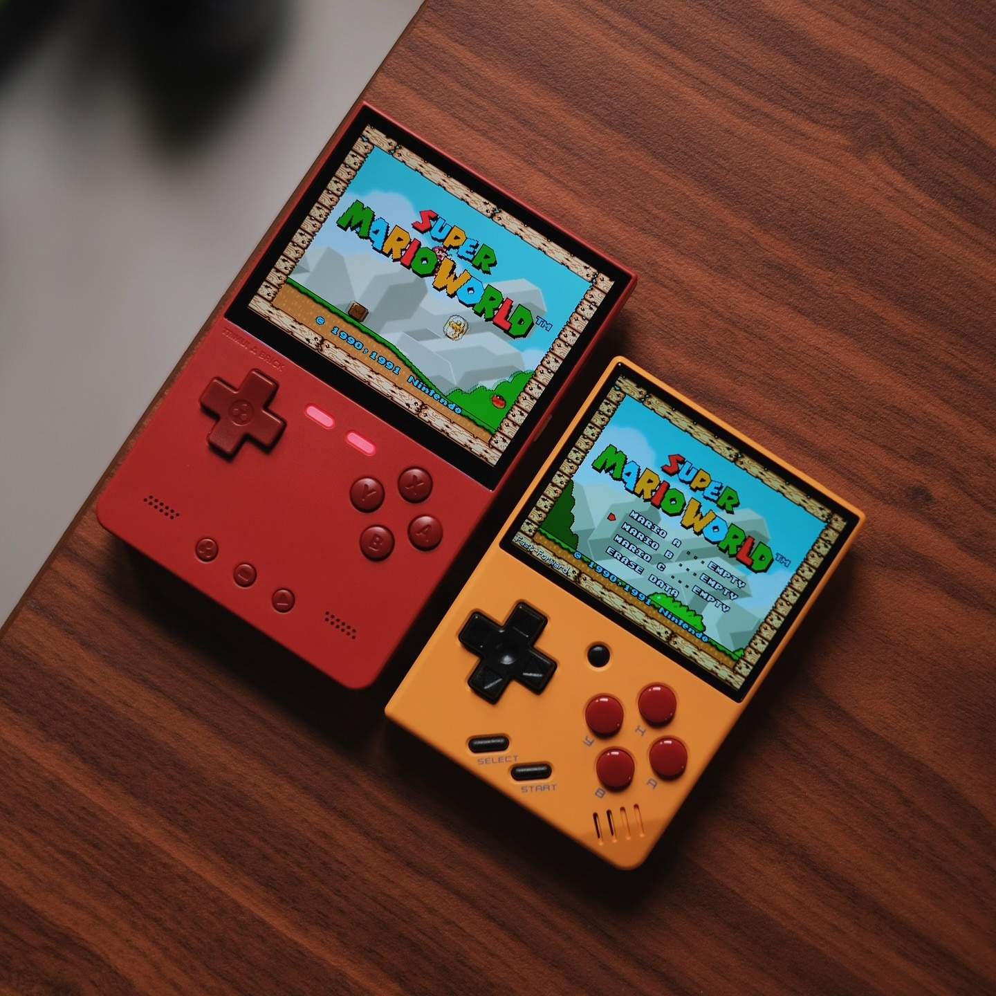Consola retro TRIMUI Brick 64GB cu jocuri, quad core Cortex-A53 2.0GHz, 1GB RAM, IPS LCD 3.2" 1024x768 4:3, acumulator 3000 mAh, WiFi, Bluetooth, rosu, portabila