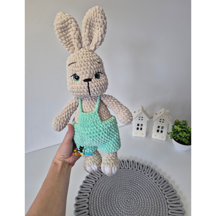 Iepuras crosetat baietel – jucarie handmade cu salopeta detasabila verde, 40 cm