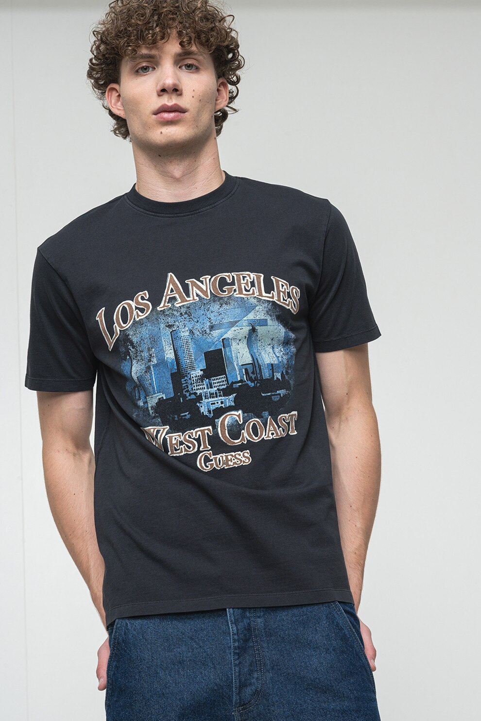 GUESS, Tricou cu decolteu la baza gatului si imprimeu, Negru, Maro deschis, Albastru, M