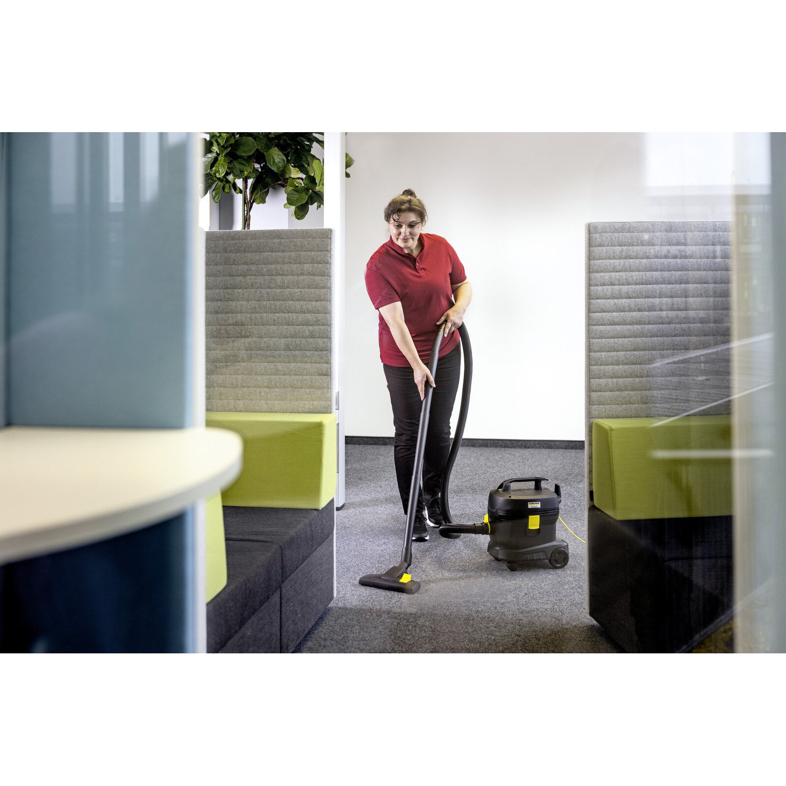 Aspirator profesional Karcher T 11/1 Classic , 2400 l/min, 850W, 12m, 4.2kg
