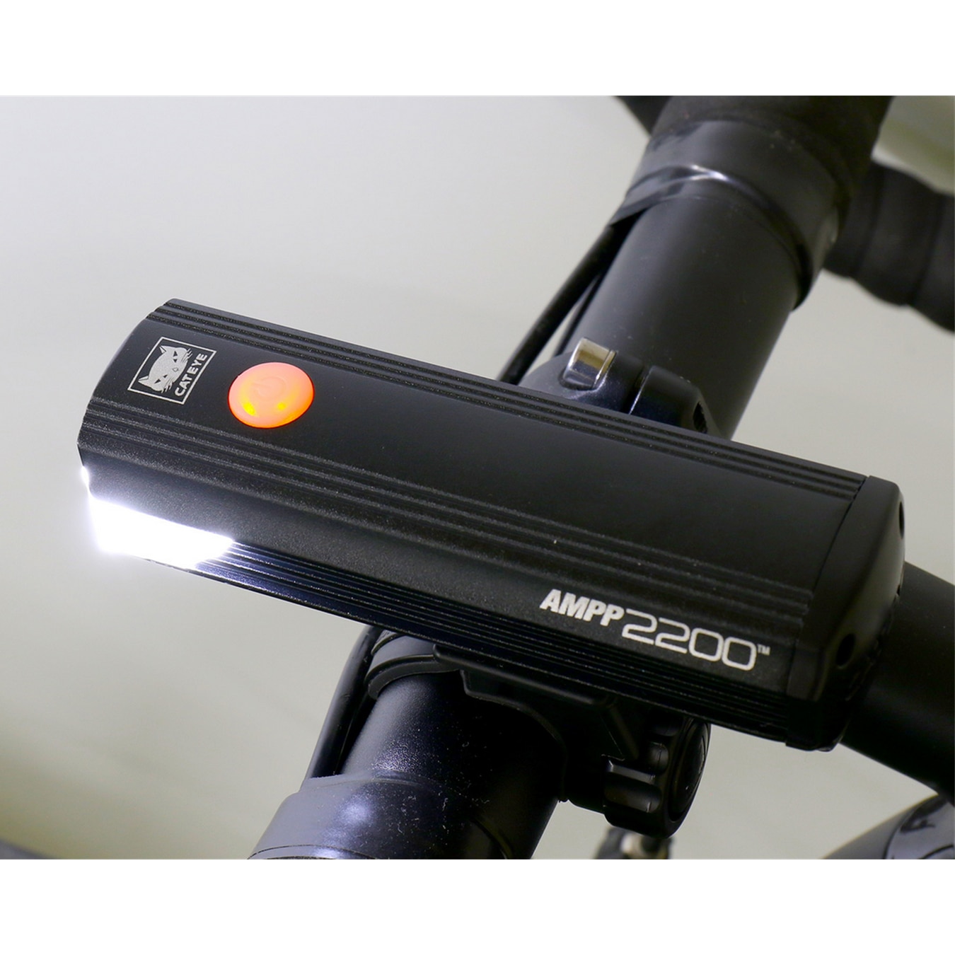 Lampa bicicleta Cateye AMPP 2200, 2200 lumeni, culoare neagra