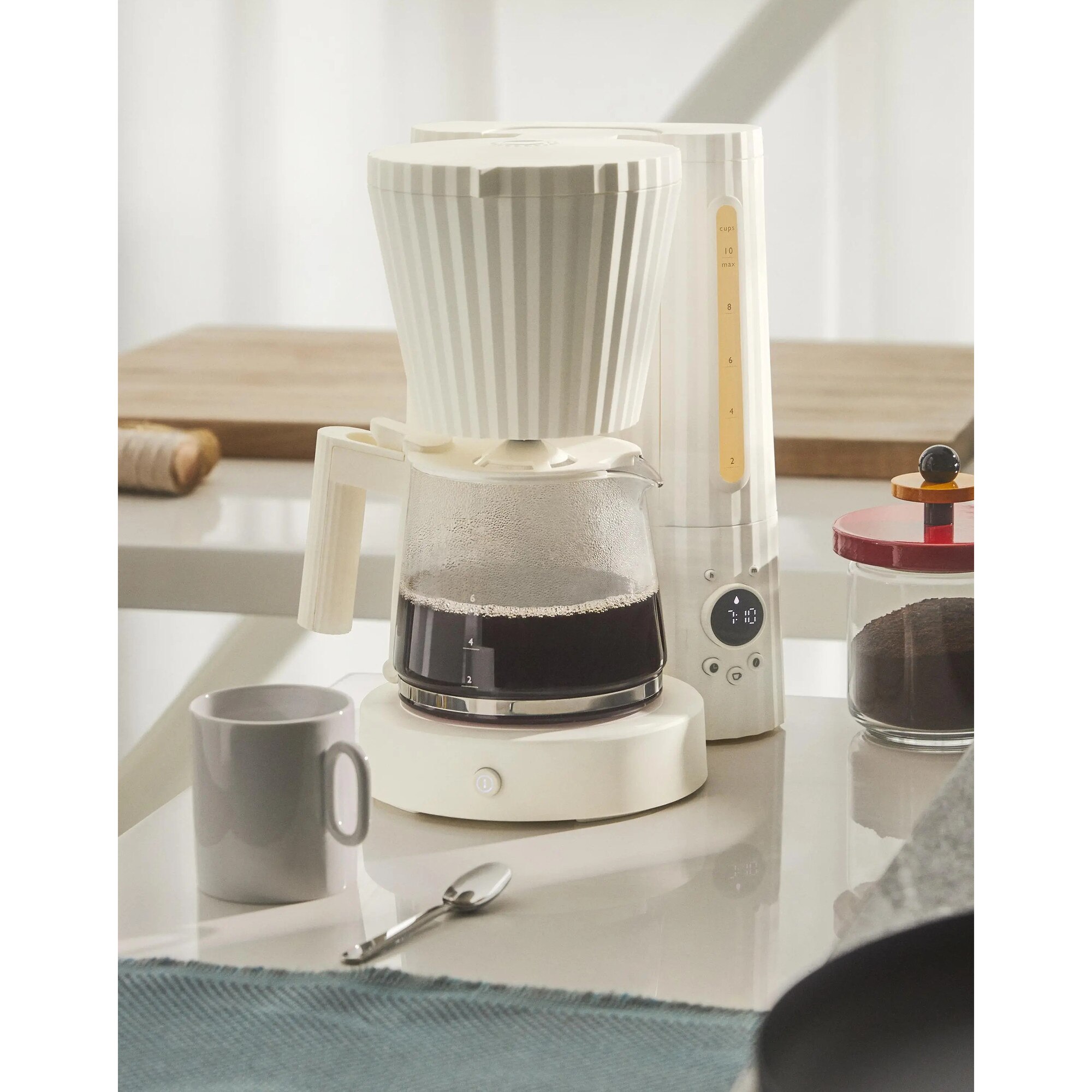 Cafetiera Alessi Plisse MDL14, 1100W, 1.5l, alb, cu functie de mentinere a caldurii, set cu cana sticla si filtru reutilizabil