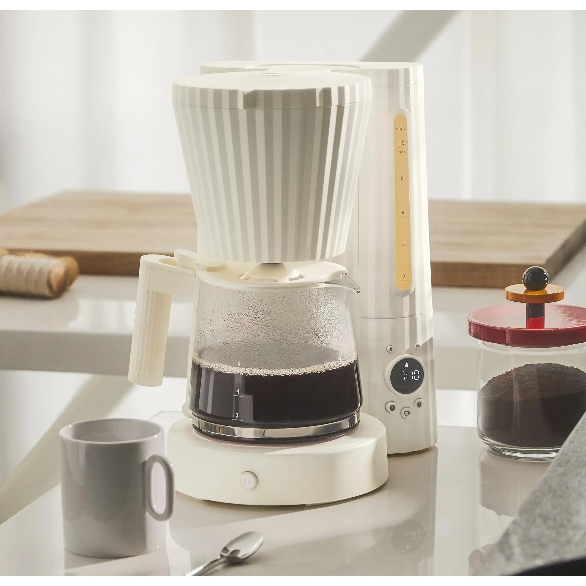 Cafetiera Alessi Plisse MDL14, 1100W, 1.5l, alb, cu functie de mentinere a caldurii, set cu cana sticla si filtru reutilizabil