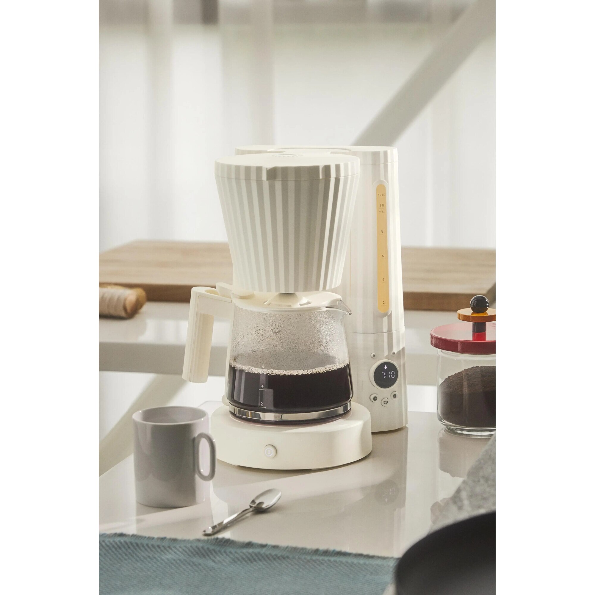 Cafetiera Alessi Plisse MDL14, 1100W, 1.5l, alb, cu functie de mentinere a caldurii, set cu cana sticla si filtru reutilizabil