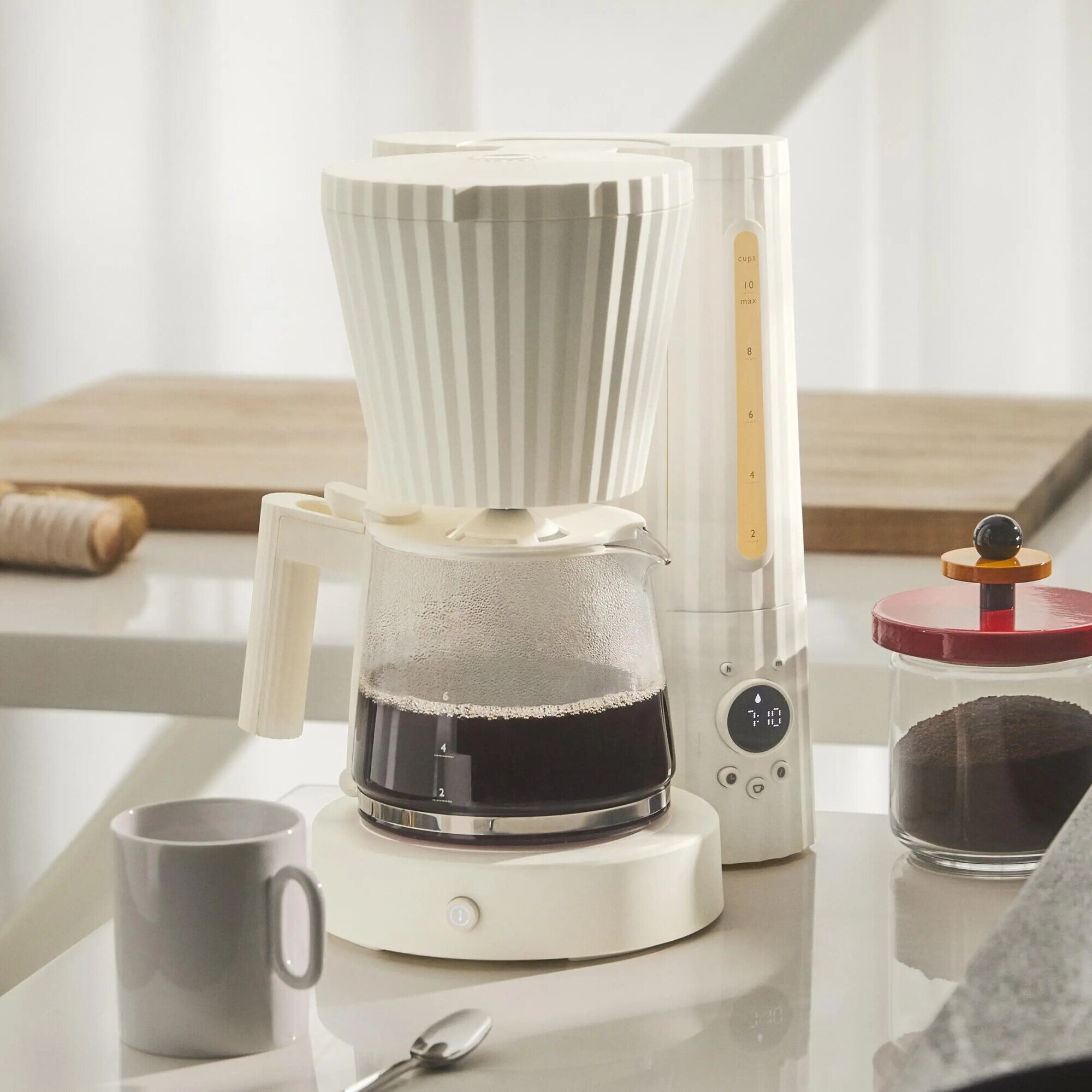Cafetiera Alessi Plisse MDL14, 1100W, 1.5l, alb, cu functie de mentinere a caldurii, set cu cana sticla si filtru reutilizabil