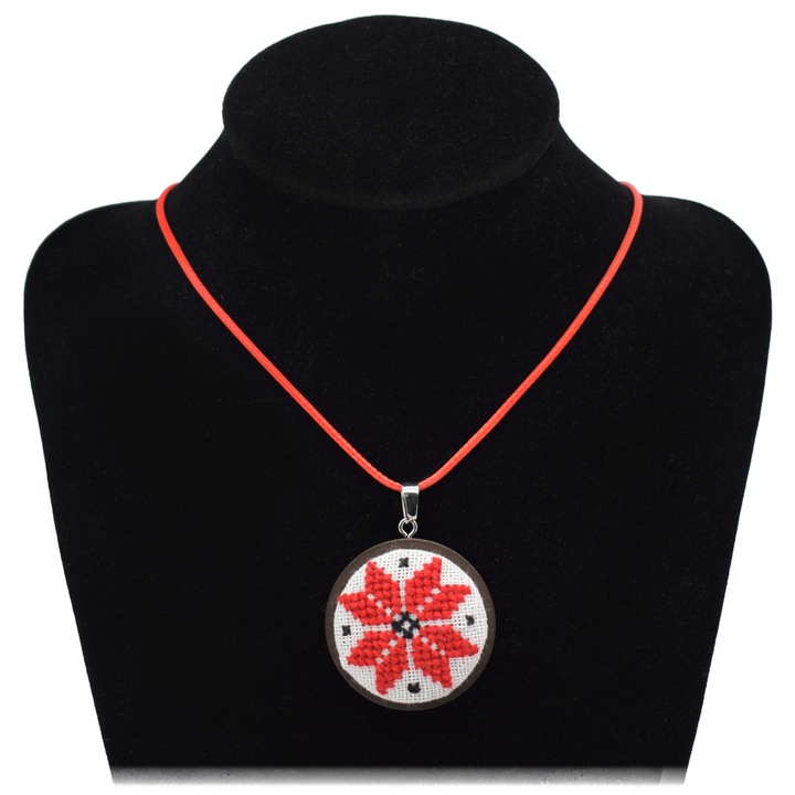 Colier traditional romanesc cu pandantiv brodat manual, Floare stilizata