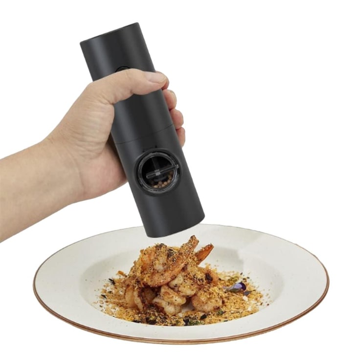 Електрическа мелачка за сол и черен пипер, LED светлина, прозрачни отделения за съхранение, керамичен механизъм, регулируема дебелина на смилане, работа на батерии, 70 мл, черна