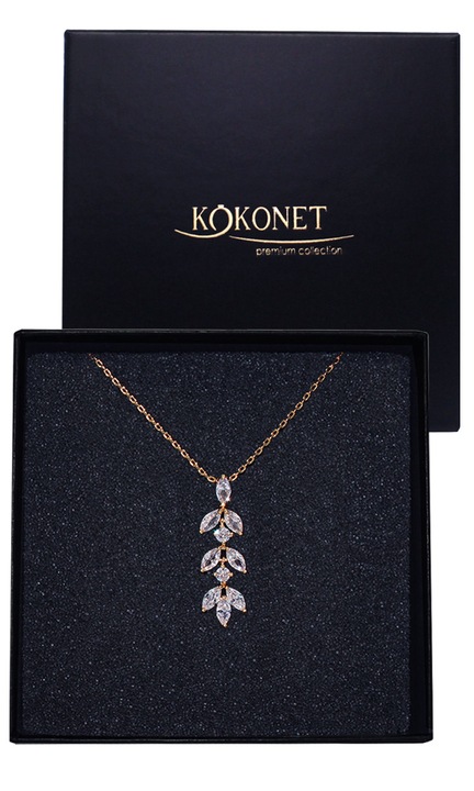 Colier auriu pentru decolteuri adanci subtire alungit cu frunzecolier placat reglabil cu pandantiv frunze zirconii pentru mireasa