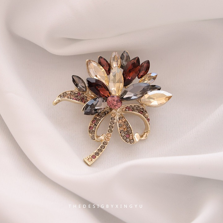 Brosa Dama Feicaeesa®, Flori din Pietre Colorate - Accesoriu Elegant si Rafinat, Ideal pentru Evenimente