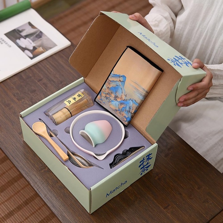 Комплект за чай мача от 8 броя, бамбук/керамика, с купа за мача, бамбукова бъркалка, чаена лъжичка, цедка за чай от неръждаема стомана, керамична поставка за бъркалка, покривка за маса, розов