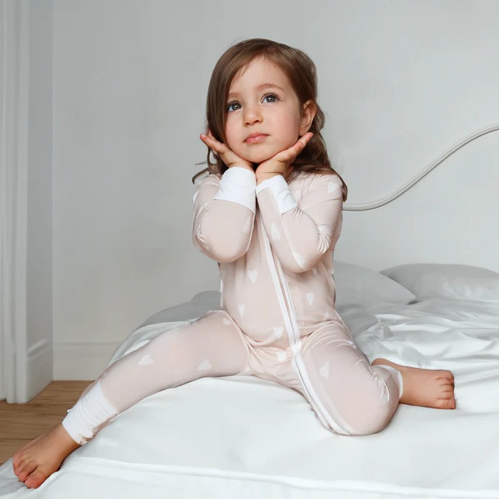Pijamale lungi din bambus cu fermoar reversibil, ZIPSTER - LoveHearts, Nude cu Inimioare Albe, pentru fetite, Nude, 56-62 CM
