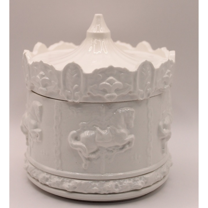 Lumanare Magic Carousel 200 gr. cu aroma intensa Aura Millionaire, realizata din ceara naturala de soia, turnata in recipient ceramic reutilizabil; recipient fabricat manual, cu strat lucios de email