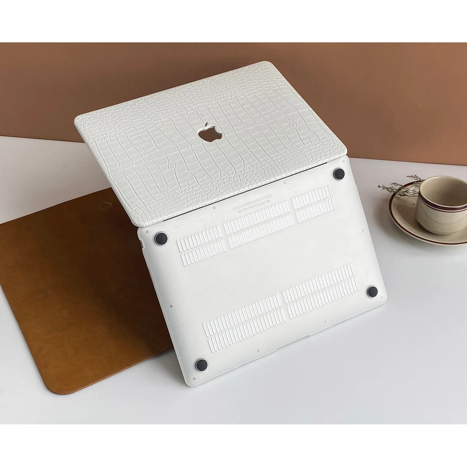 Carcasa premium din piele ecologica cu textura crocodil pentru MacBook Air 15 (2026/2025/2024/2023) M5/M4/M3/M2 (A3448/A3241/A3114/A2941), husa eleganta slim, protectie laptop, stil business, Alb