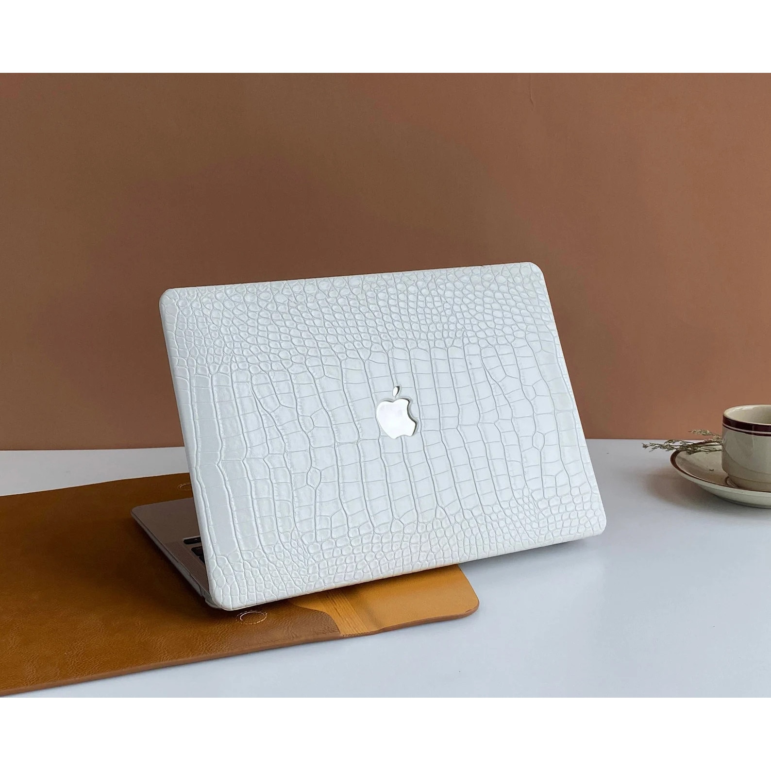 Carcasa premium din piele ecologica cu textura crocodil pentru MacBook Air 15 (2026/2025/2024/2023) M5/M4/M3/M2 (A3448/A3241/A3114/A2941), husa eleganta slim, protectie laptop, stil business, Alb