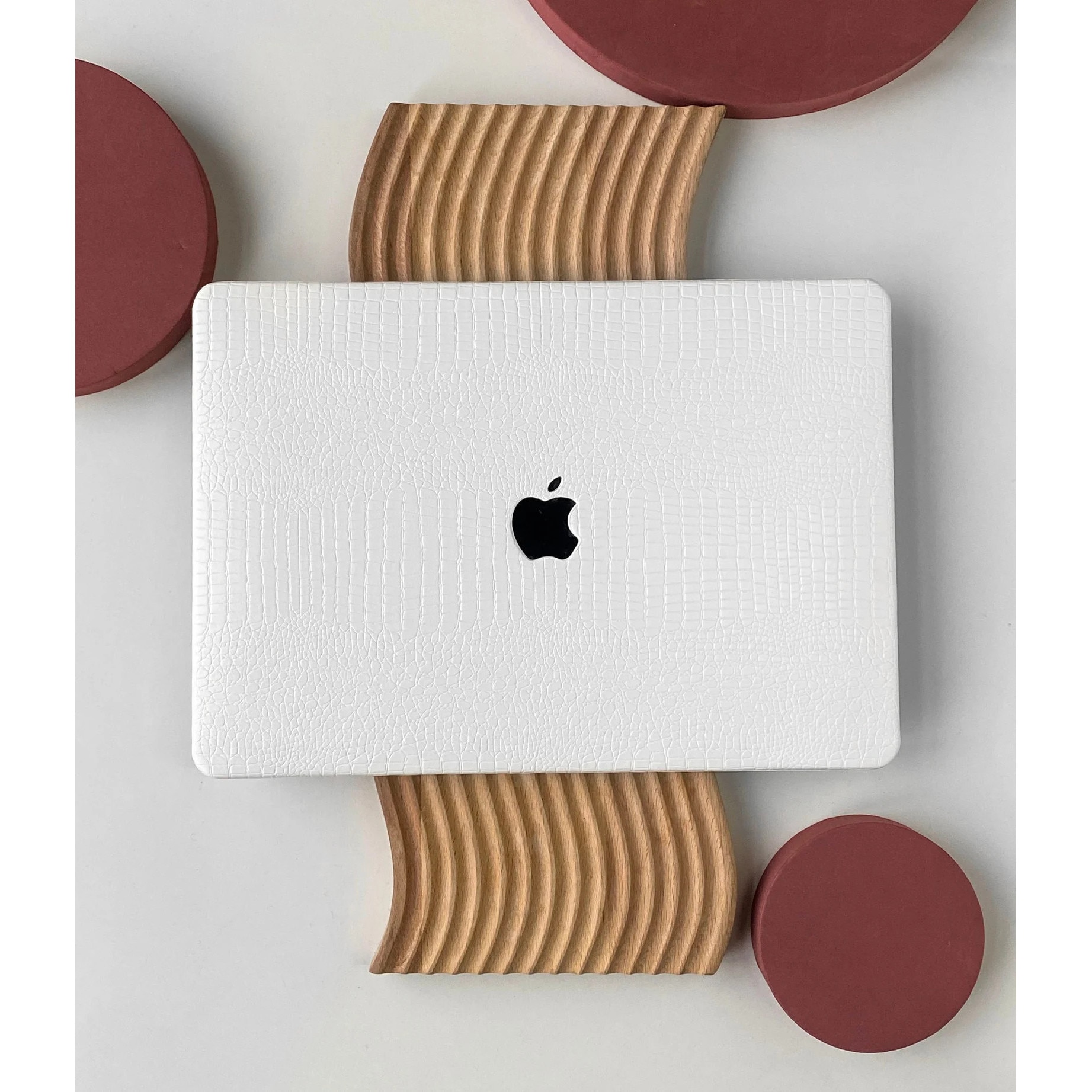 Carcasa premium din piele ecologica textura crocodil pentru MacBook Pro 14 (2021/2022/2023/2024/2025) (M5/M4/M3/M2/M1 Pro Max) (A3434/A3112/A3185/A3401/A2918/A2992/A2779/A2442), Husa eleganta slim, protectie laptop, stil business, Alb