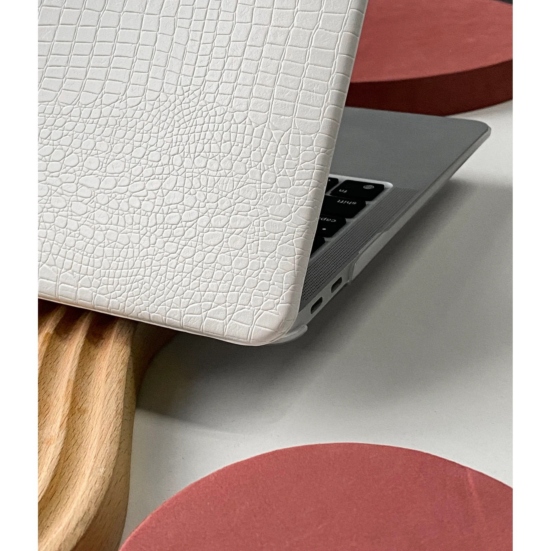 Carcasa premium din piele ecologica textura crocodil pentru MacBook Pro 14 (2021/2022/2023/2024/2025) (M5/M4/M3/M2/M1 Pro Max) (A3434/A3112/A3185/A3401/A2918/A2992/A2779/A2442), Husa eleganta slim, protectie laptop, stil business, Alb