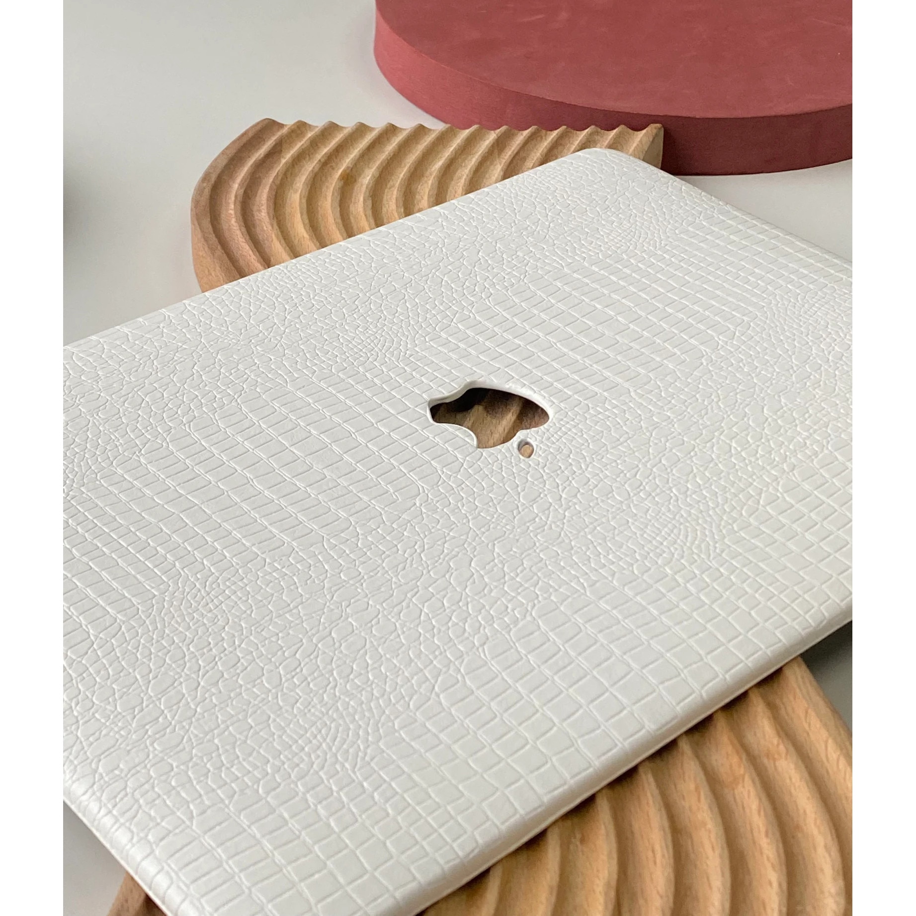 Carcasa premium din piele ecologica textura crocodil pentru MacBook Pro 14 (2021/2022/2023/2024/2025) (M5/M4/M3/M2/M1 Pro Max) (A3434/A3112/A3185/A3401/A2918/A2992/A2779/A2442), Husa eleganta slim, protectie laptop, stil business, Alb