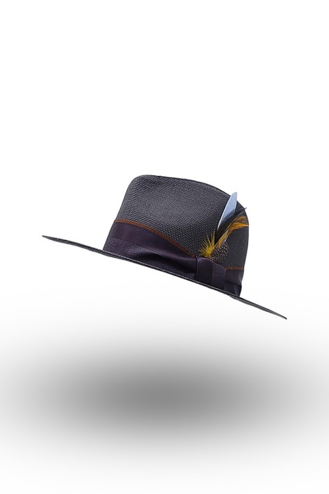 Elegáns szalmakalap tollal