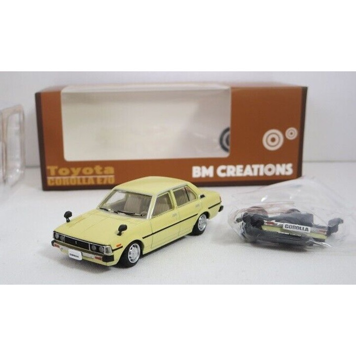 Toyota Corolla E70 modellautó, Bézs, 1:64 BM Creations