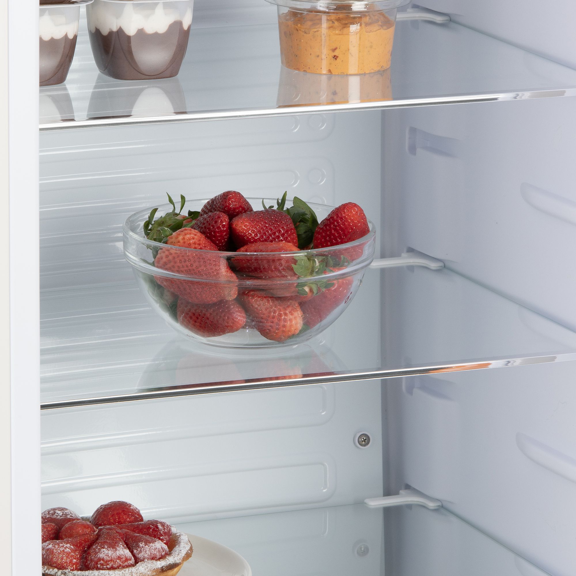 Frigider Retro DOMO, capacitate 225 litri, H 144.5 cm, temperatura reglabila, 5 rafturi din sticla, 4 compartimente pe usa, compartiment fructe/legume, iluminare interioara, maner ergonomic, picioare ajustabile, maner imitatie lemn, alb
