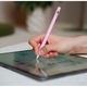 Stylus Pen Neez Pencil Pro®️ pentru tableta iPad Apple 2018–2026, Alternativa Apple Pencil, Pen iPad, Pix cu Palm Rejection, Tilt, Magnetic, Fast Charge USB-C (10 min) + Wireless Charge, Autonomie 11 ore, Fara Lag, Penite anti-zgarieturi, Bluetooth, Roz