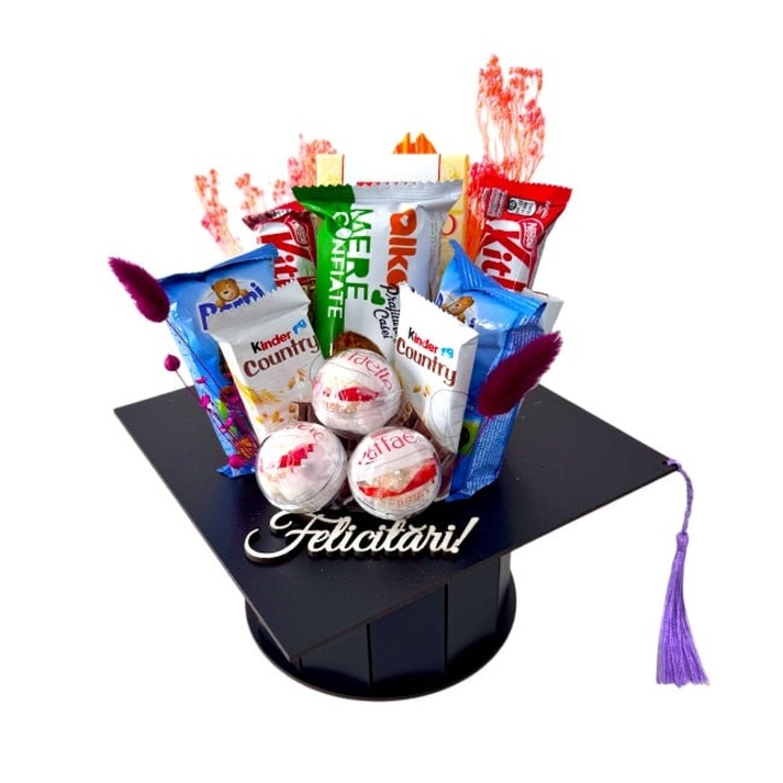 Aranjament Absolvent, in cutie neagra tip toca, prajitura Barni 30gr, ciocolata Kinder Country 23,5 gr, prajitura de mere Alka 60 gr, baton KitKat 40 gr, praline si tableta Raffaello, 20x20x25cm, Velve