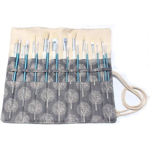 Vízfestékek, ecsetek és rajzlapok