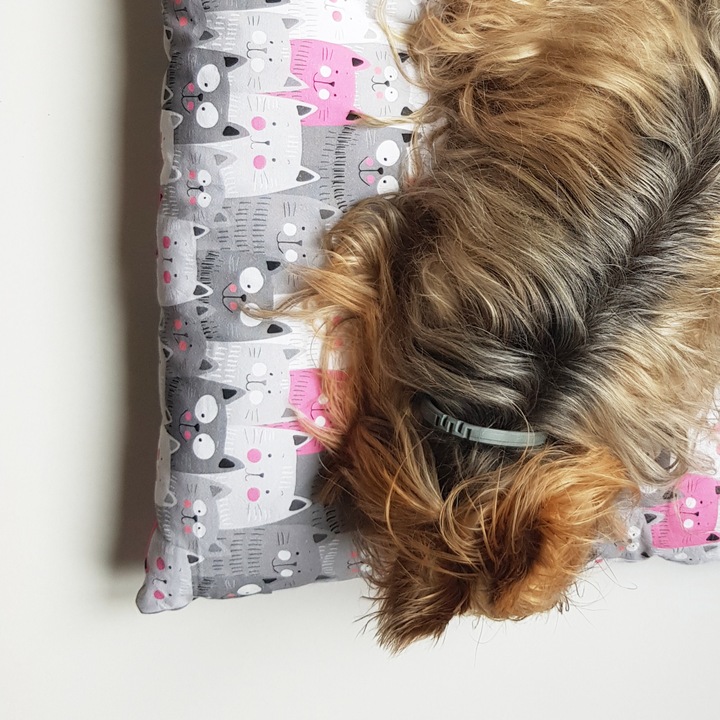 Perna pentru caini si pisici, Blanosic, Lucrata manual, Model cu pisicute, 100% Bumbac, 65 x 50 cm