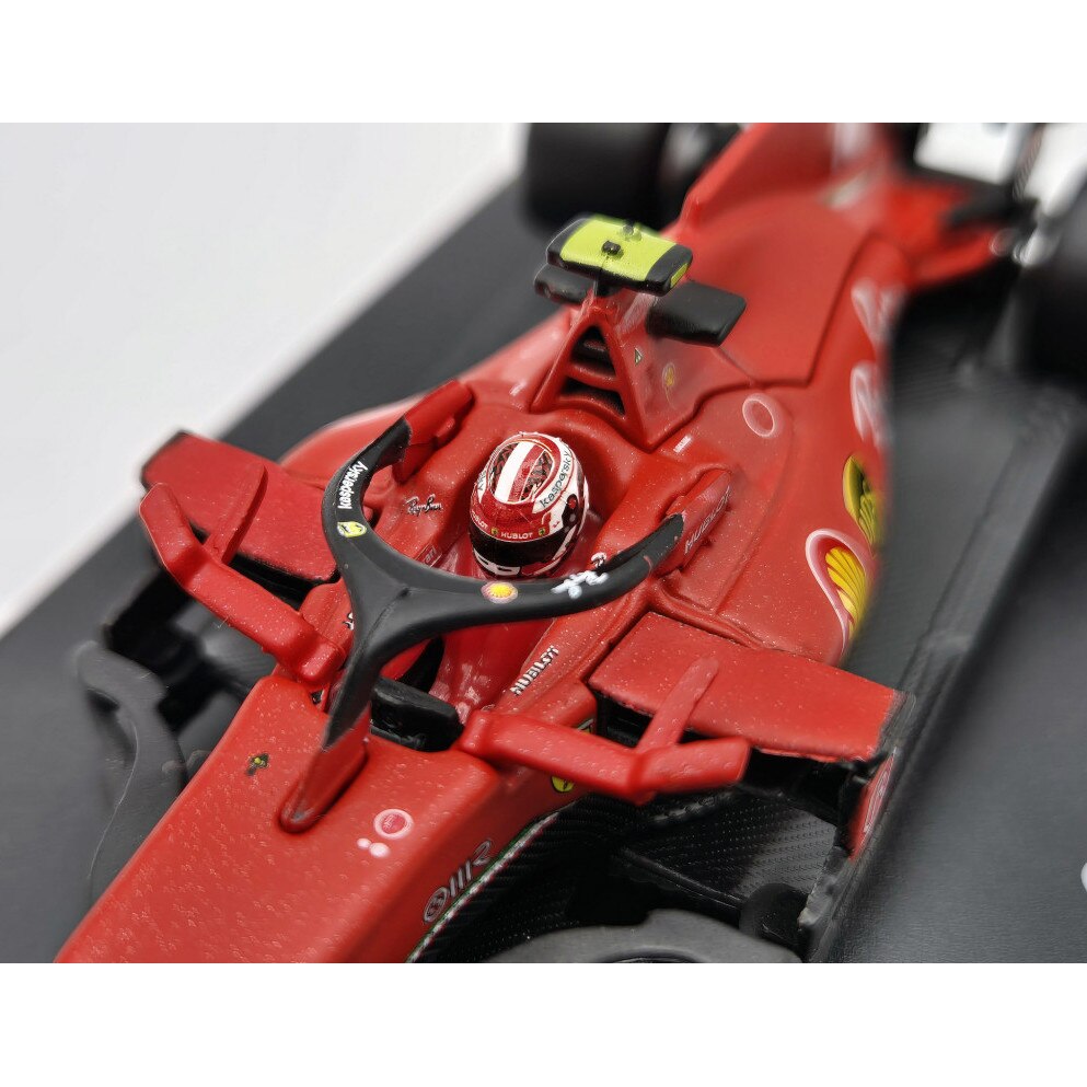 Ferrari SF1000 #16 Charles Leclerc 1:43 – Austrian GP 2020 – Burago Modell Mit Helm, Sockel, Vitrine & Personalisiertem Wunschkennzeichen