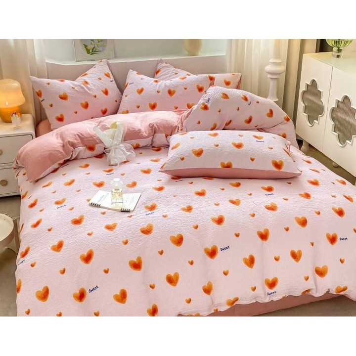Lenjerie pat dublu, Cearsaf cu Elastic, 4 piese, 1 persoana, 140x200cm, Finet Creponat, Imprimeu Inimi, Roz-Corai