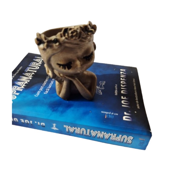 Mini ghiveci in forma de fetita, din ciment, culoare auriu cu negru