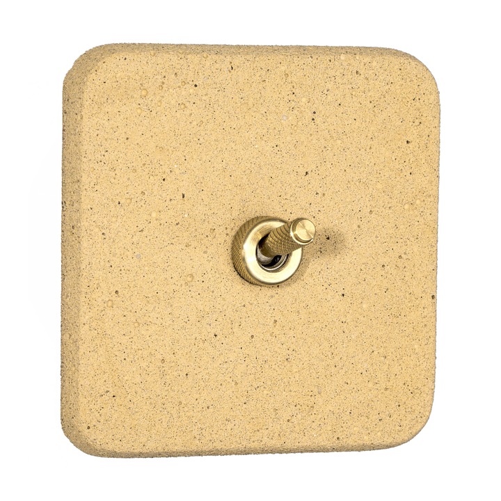Készlet: aranycsíkos sárgaréz kapcsoló, kézzel készített négyzet alakú díszkerettel, kompozitból - pigmentált kőporból és akrilgyantából, homokkő színű