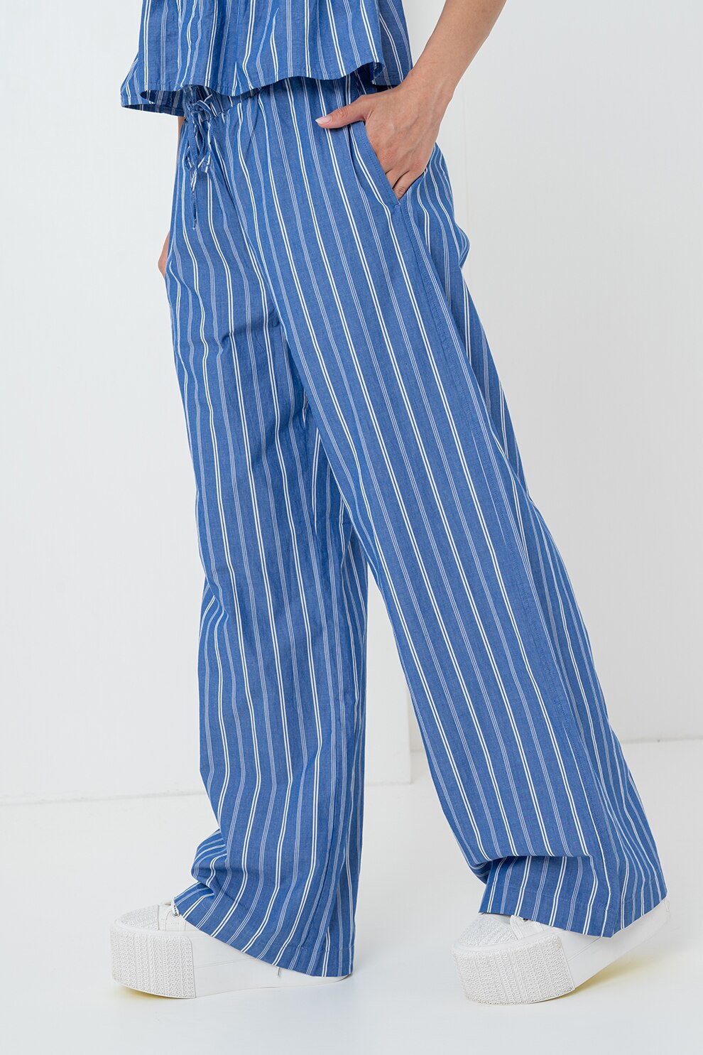 Gina Tricot, Pantaloni din amestec de bumbac organic cu croiala ampla si dungi, Alb, Albastru inchis, S