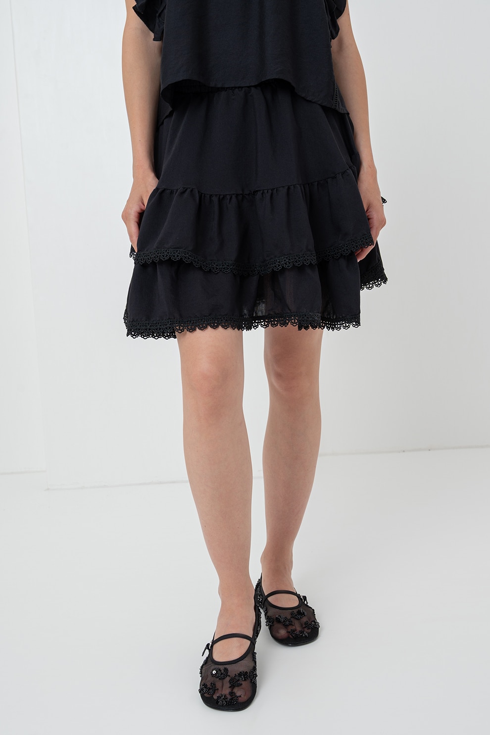 Gina Tricot, Fusta mini cu detalii brodate si volan, Negru, XS