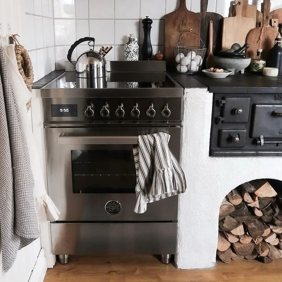 Aragaz premium cu plita pe inductie Bertazzoni, 60 cm, colectie Professional, 4 zone de gatit, 11 moduri de gatire, 9 trepte de putere+Booster, 69 litri, detectare automata a vasului, sertar pentru depozitare, negru