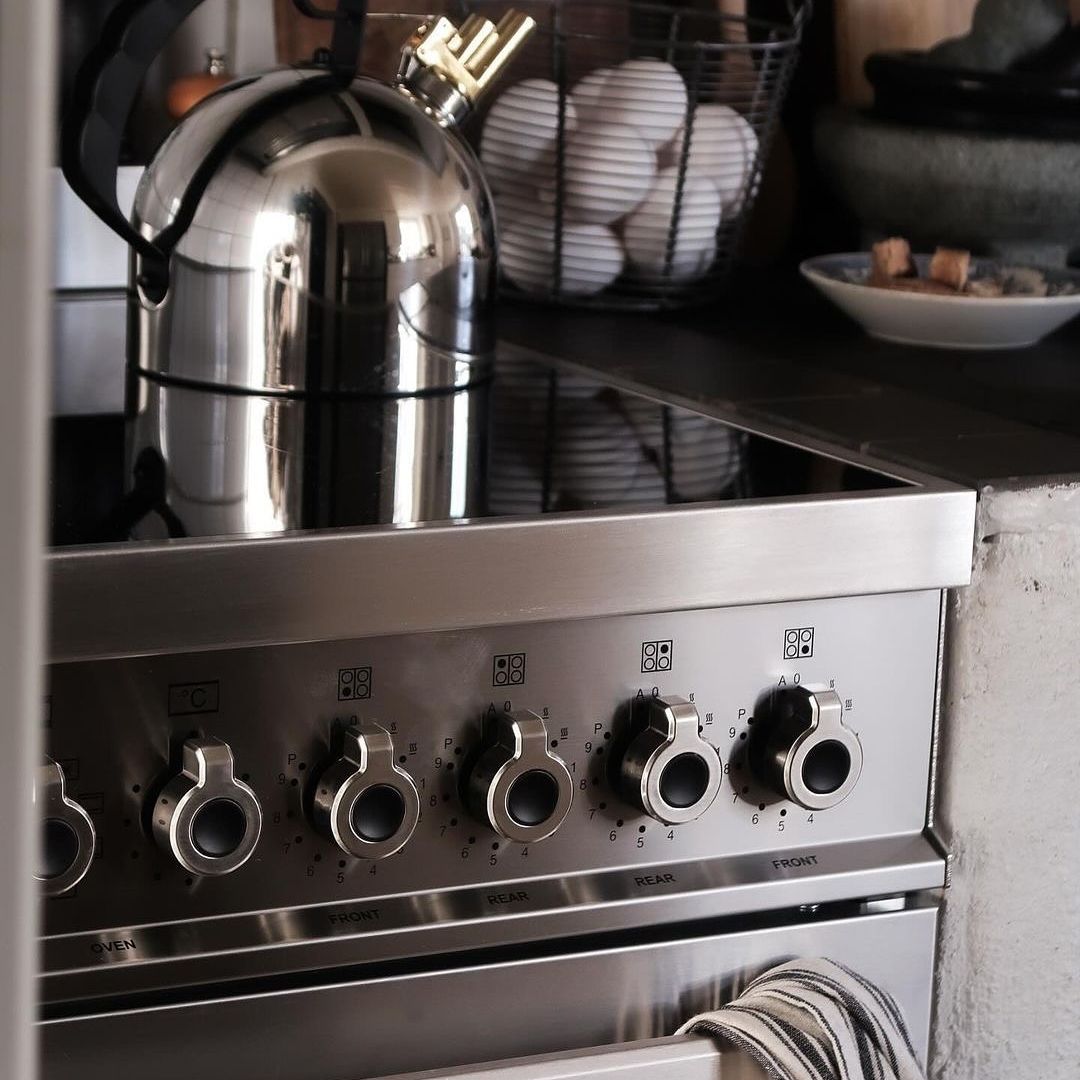 Aragaz premium cu plita pe inductie Bertazzoni, 60 cm, colectie Professional, 4 zone de gatit, 11 moduri de gatire, 9 trepte de putere+Booster, 69 litri, detectare automata a vasului, sertar pentru depozitare, negru