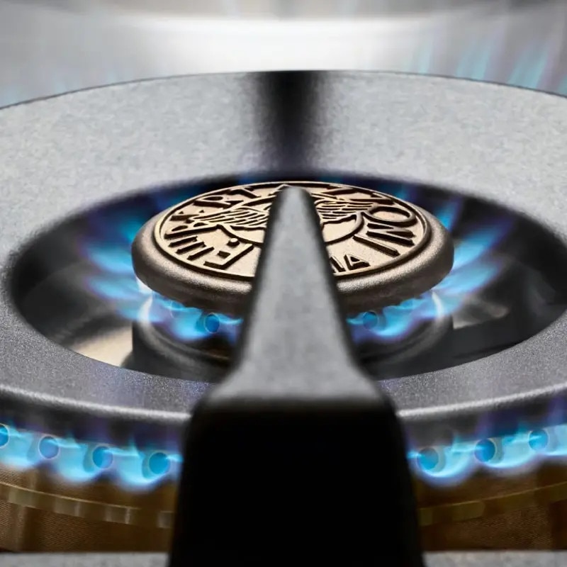 Aragaz pe gaz retro Bertazzoni, colectie Heritage, latime 100 cm, 6 arzatoare, 2 cuptoare electrice 123 l, temperatura reglabila max. 250°C, 11 functii de gatit, convectie, iluminare interioara, termometru integrat, sticla triplustratificata, negru